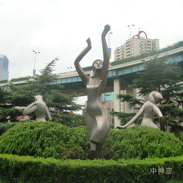 少女戏水(1).jpg
